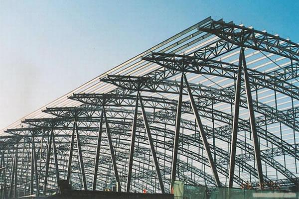 网架日照钢结构施工中出产制造问题解析